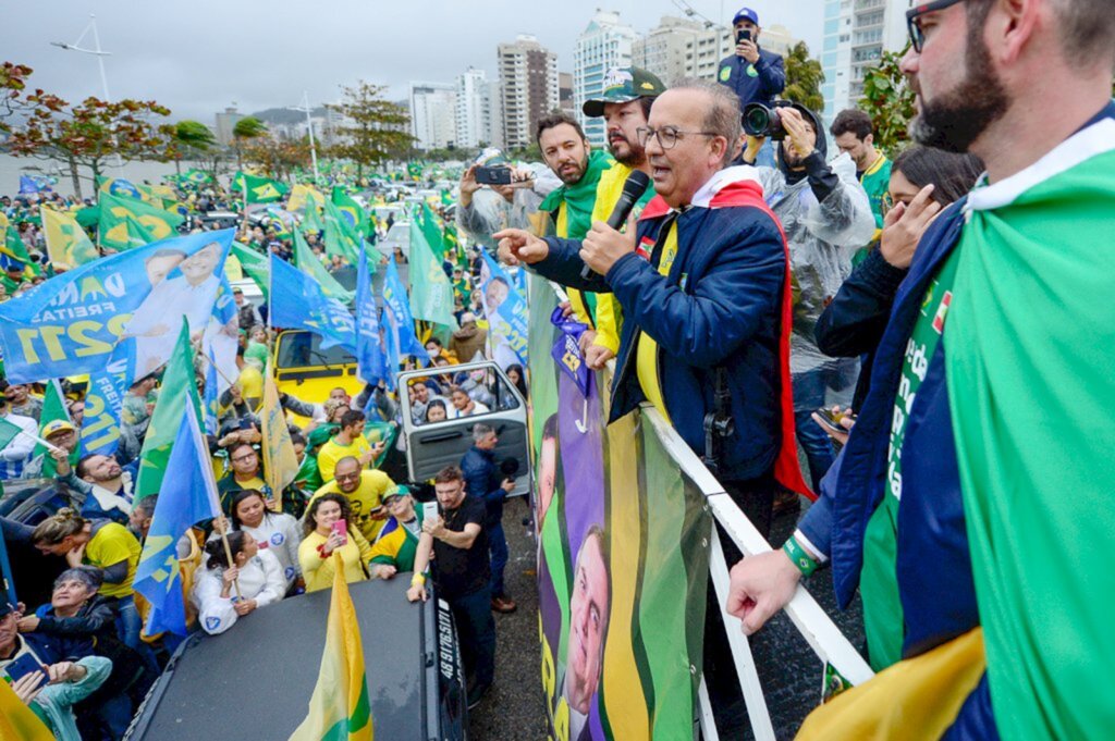 'Ficarei ao lado do presidente Bolsonaro, não farei igual Moisés' diz Jorginho Mello a multidão em Florianópolis