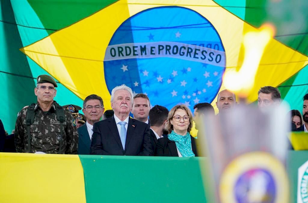 Em Florianópolis, governador em exercício acompanha o desfile de 7 de setembro