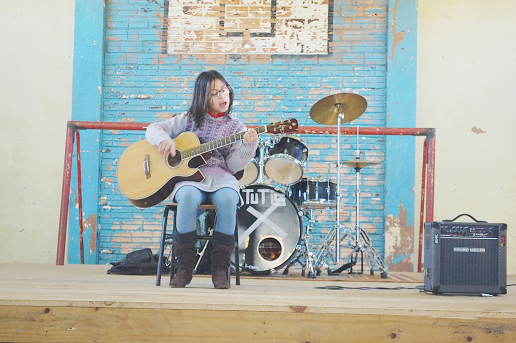 Estudantes da E.M.E.B  Profº Tadeu Silveira emocionaram suas mães com lindas homenagens