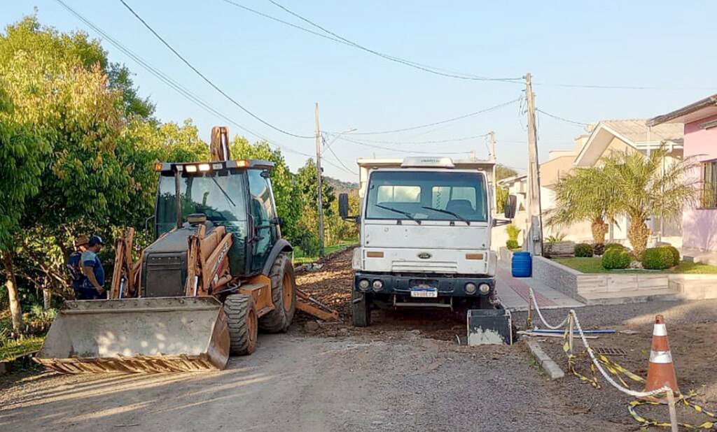 INICIADA A OBRA DE PAVIMENTAÇÃO EM CONCRETO ARMADO NA RUA PEDRO D´AGOSTINI