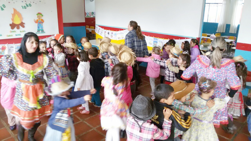 Secretaria de Educação de Pinhal da Serra realizou entrega de uniformes escolares