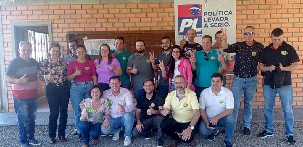 Aldo Azevedo / jornalista - Foto legenda: Na foto além de Massocco estão o prefeito do município de Ouro Claudir Duarte (Dire), o 2º secretário da Câmara (vereador Robson Masson), ainda a vice-prefeita de Capinzal: Noemia Maria Bonamigo Pizzamiglio e outros.