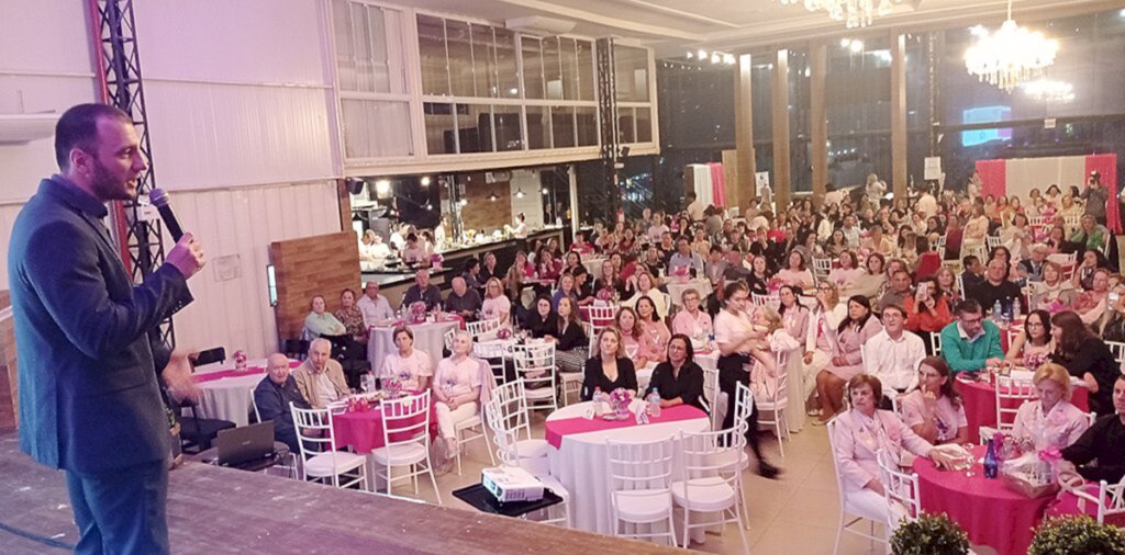 Foto legenda: O TEMPO jornal de fato registra mais uma Campanha da Rede Feminina, Outubro Rosa, dest - Lança oficialmente a Campanha Outubro Rosa, desta vez com o slogan Cuidar é Amar