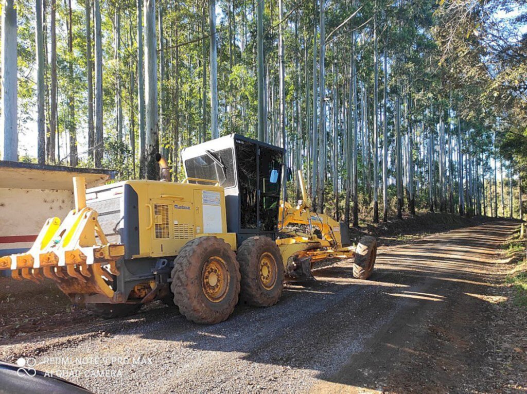 OBRAS EXECUTA RECUPERAÇÃO DE ESTRADAS ENTRE AS COMUNIDADES DE ZONALTA E URUGUAI.