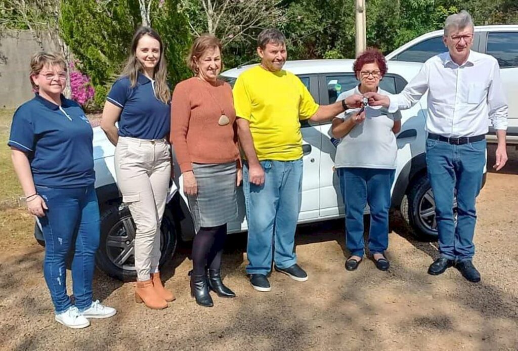 Prefeitura de Capinzal recebe dois carros para Apae e Assistência Social