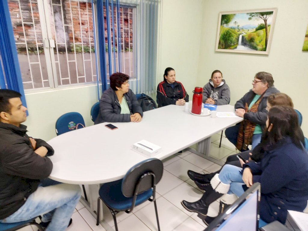 EDUCAÇÃO APRESENTA NOVA PROFISSIONAL DE NUTRIÇÃO EM REUNIÃO DO CONSELHO DE ALIMENTAÇÃO ESCOLAR.