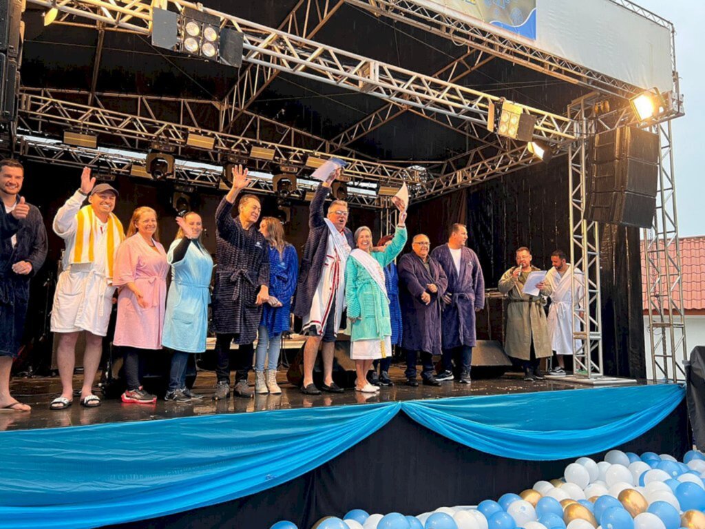 DESFILE TEMÁTICO DA FESTA DO ROUPÃO, SUPERA EXPECTATIVAS E MESMO COM CHUVA, CONSOLIDA O EVENTO.