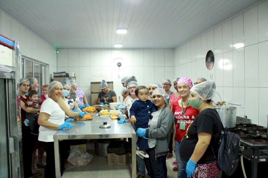 ASSISTÊNCIA SOCIAL PROMOVE OFICINA DE PROCESSAMENTO ARTESANAL DE FRUTAS