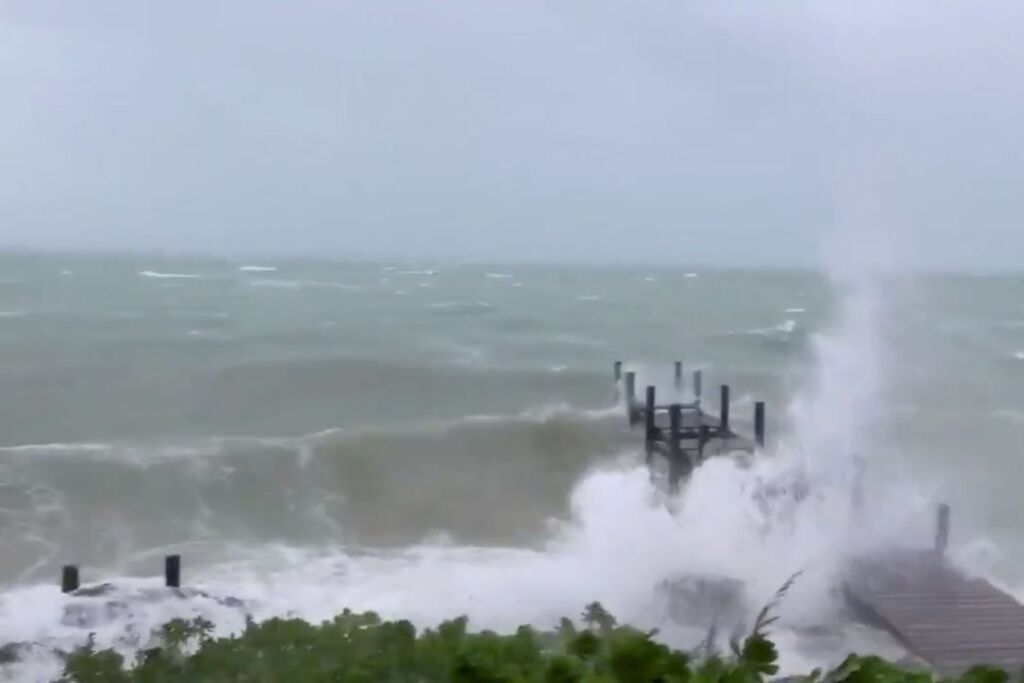 Furacão Dorian aproxima-se da costa da Flórida e da Carolina do Sul