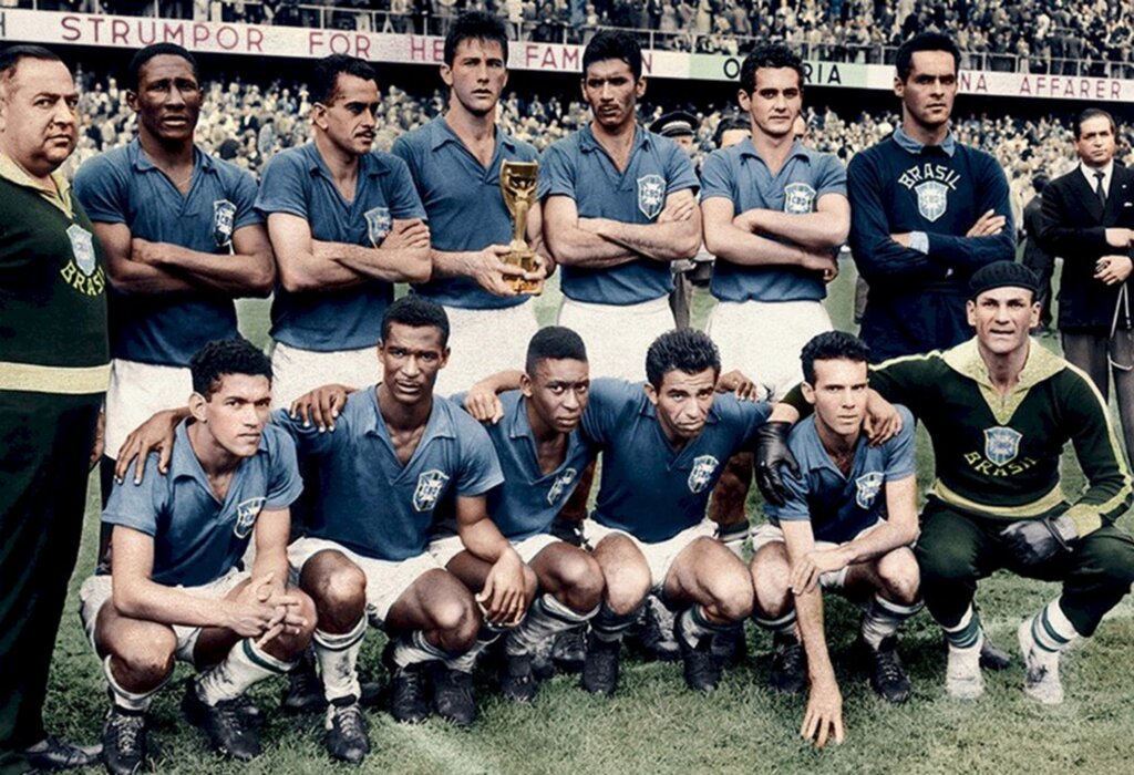  - Foto Legenda: Brasil campeão em 1958 ? Em pé da esquerda para a direita Djalma Santos, Zito, Bellini, Nilton, Orlando e Gilmar. Agachados: Garrincha, Didi, Pelé, Vavá e Zagallo.