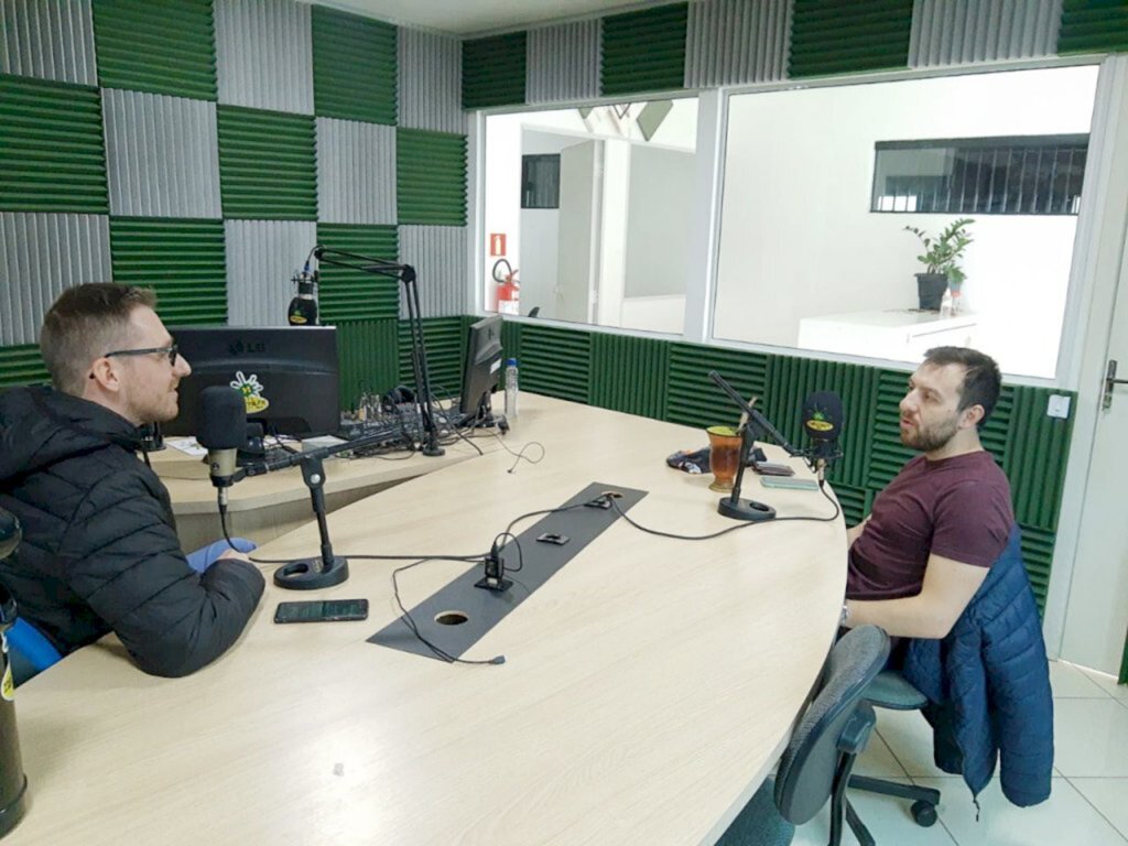 Álvaro José Mileski / locutor e repórter da Rádio Nativa FM 98,7 - Foto legenda: O TEMPO jornal de fato também registrando a entrevista concedida pelo jovem jogador de futsal, Léo, o qual foi entrevistado por Álvaro na Rádio Nativa FM 98.7.