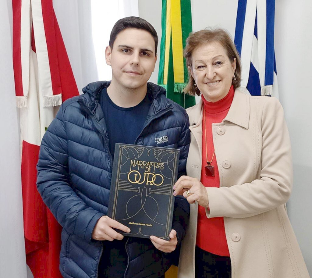 Jornalista Matheus presenteia Prefeita em exercício de Capinzal: