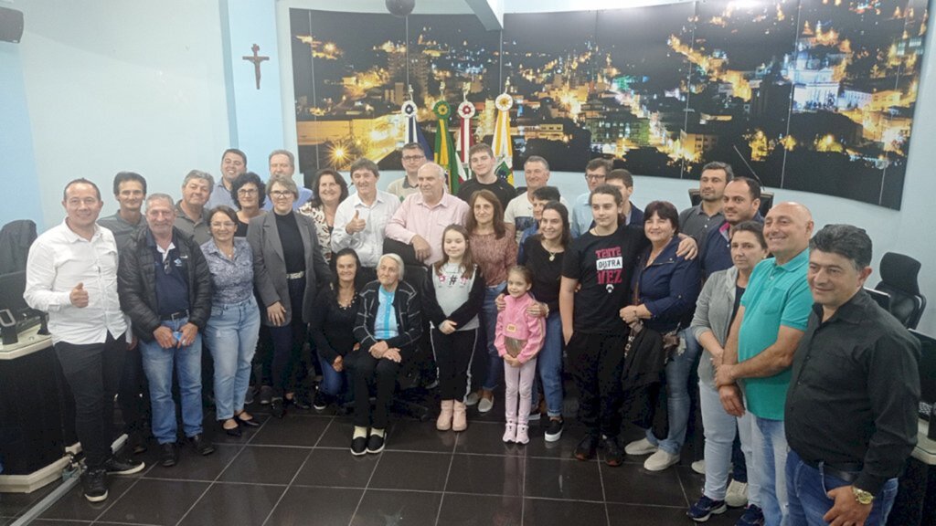  - Foto legenda: Familiares de José Bresola, moradores de São Roque e Vereadores depois da sessão registrando o feito: Aprovação do Projeto de Lei do Legislativo que denomina trecho que tem início no Trevo do Contorno Viário até a propriedade do Sr. Francisco Paggi (Chico).