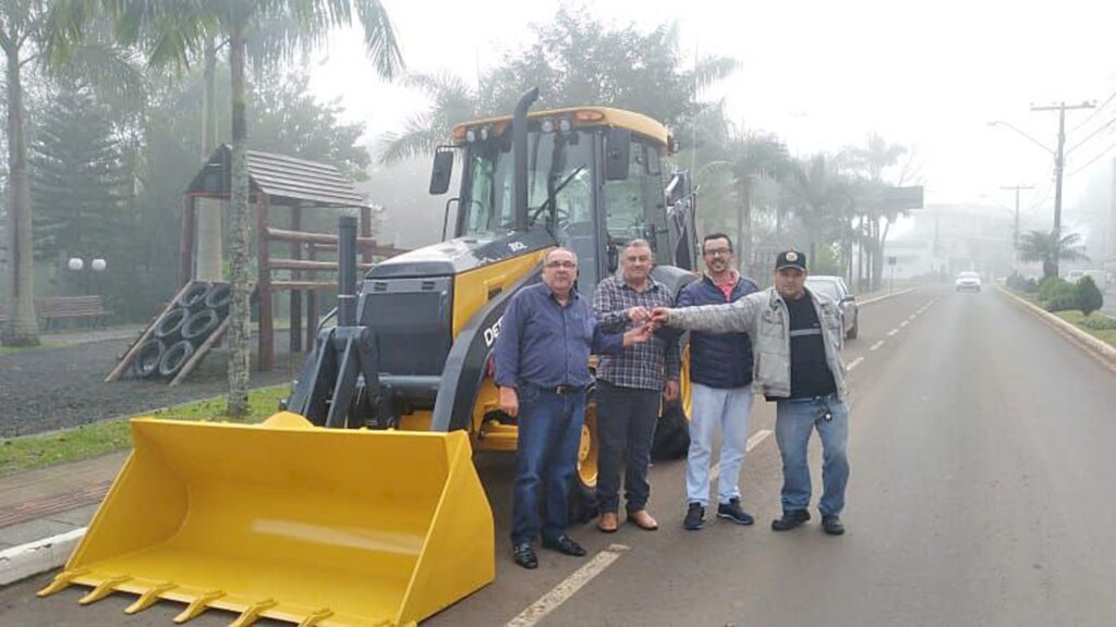 AGRICULTURA COMEMORA A CHEGADA E MAIS UMA MÁQUINA PARA INTEGRAR O PARQUE DE EQUIPAMENTOS DO SETOR.