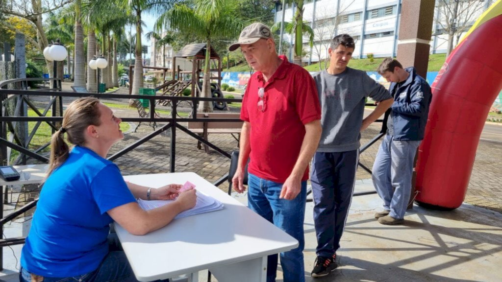 BARRACA MONTADA NA PRAÇA DO FERROVIÁRIO, GARANTE A VENDA DE FICHAS ANTECIPADAS PARA O CHURRASCO DA FESTA DO AGRICULTOR.