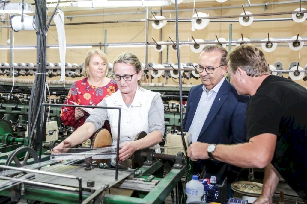 Jorginho Mello visita empresa em Blumenau que conseguiu manter negócio mesmo na pandemia