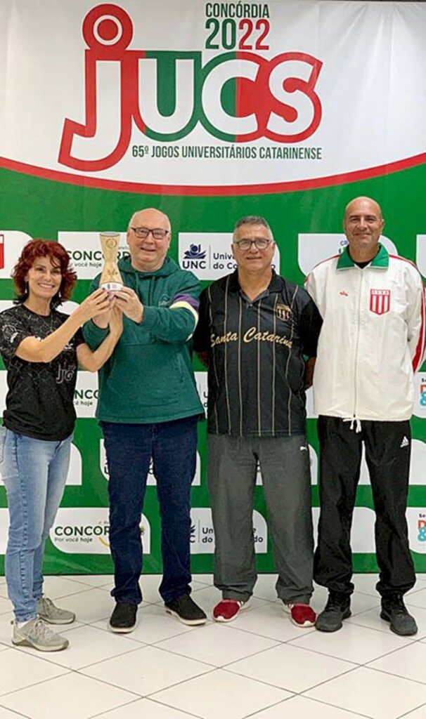 Assessoria de Imprensa / Marketing e Comunicação Unoesc Joaçaba - Reitor Aristides Cimadon recebeu o troféu de campeão do tênis de mesa feminino.