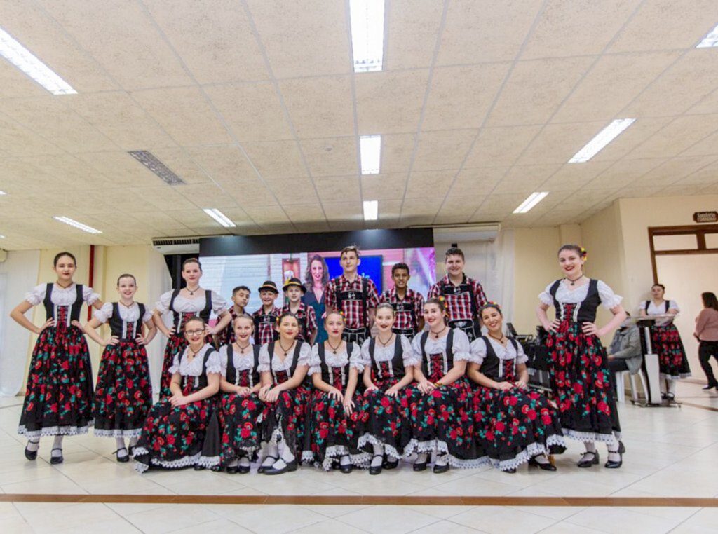 REGISTRO FOTOGRÁFICO DA BANDA MUNICIPAL E GRUPO WASSERLAND, EVIDENCIAM DEDICAÇÃO AO SETOR CULTURAL EM PIRATUBA.