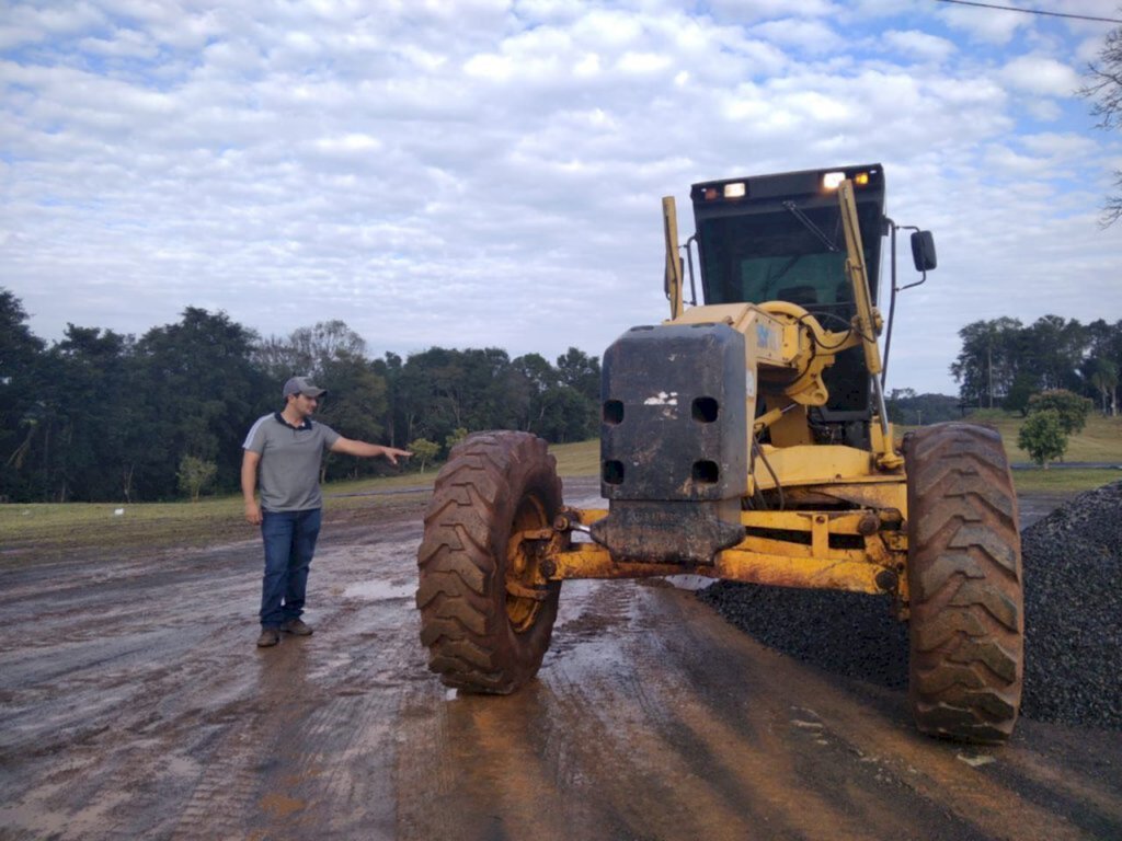 EQUIPES TRABALHAM NO PARQUE DE EVENTOS VEREADOR ALVÍCIO MARTINAZZO EM PREPARAÇÃO À FESTA DO AGRICULTOR.