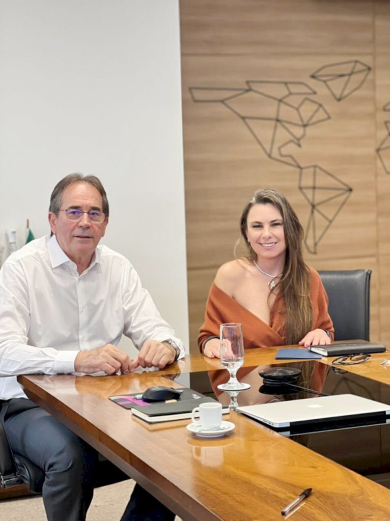 Deputada e pré- candidata Paulinha faz visita institucional ao presidente da FIESC Mario Cezar de Aguiar