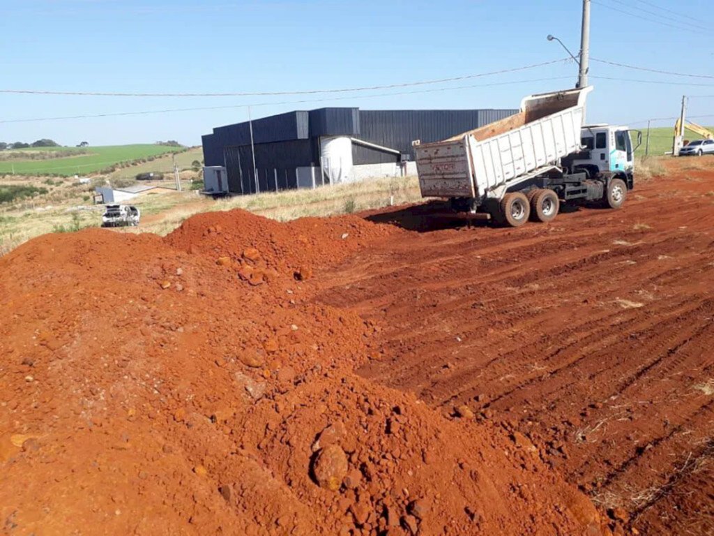 Serviços de terraplenagem na área industrial de Capinzal