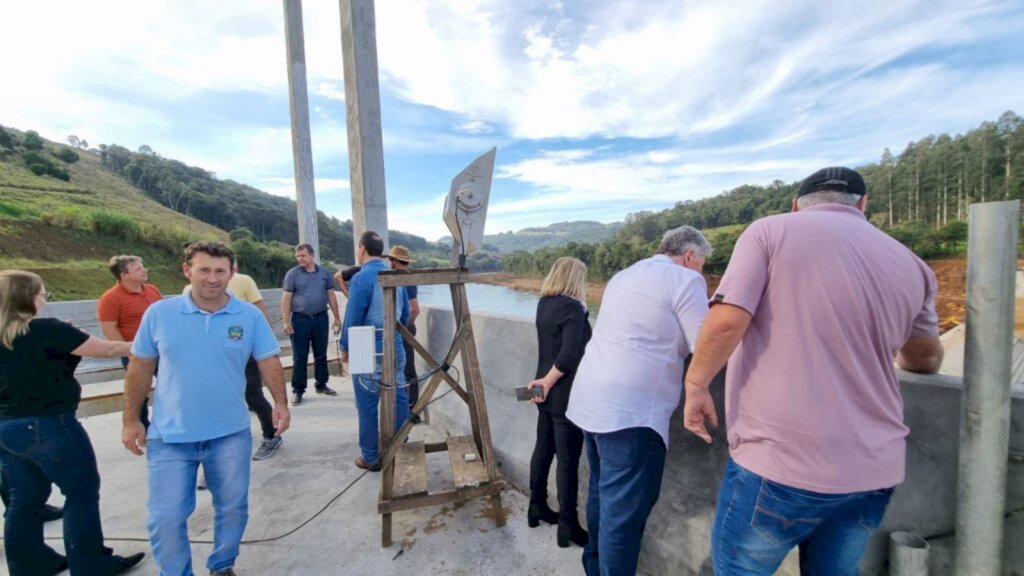 EQUIPE DE GESTORES DE PIRATUBA, VISITA CANTEIRO DE OBRAS DE PEQUENA HIDRELÉTRICA, EM CONSTRUÇÃO NO RIO DO PEIXE.