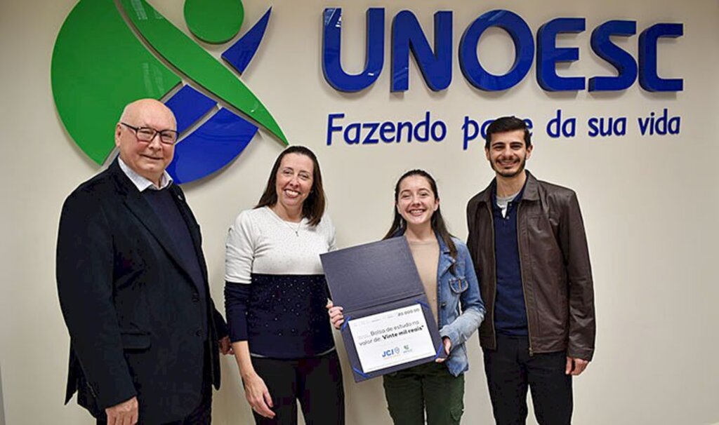 Unoesc premia vencedora do Concurso Oratória nas Escolas com bolsa de estudos