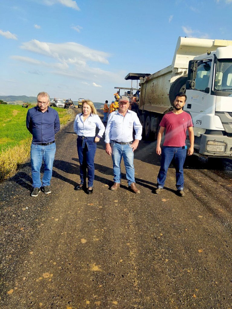 Iniciada a pavimentação asfáltica em Linha São Carlos, Lacerdópolis (SC)