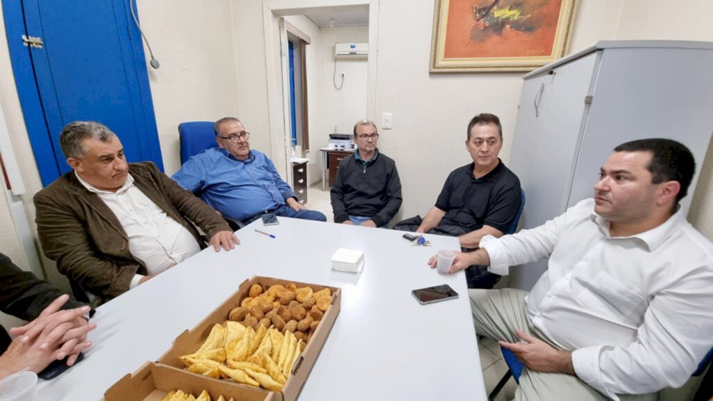 PARLAMENTAR CATARINENSE VISITA PIRATUBA E SE ENCONTRA COM EQUIPE DO EXECUTIVO NA SEDE DO PODER.