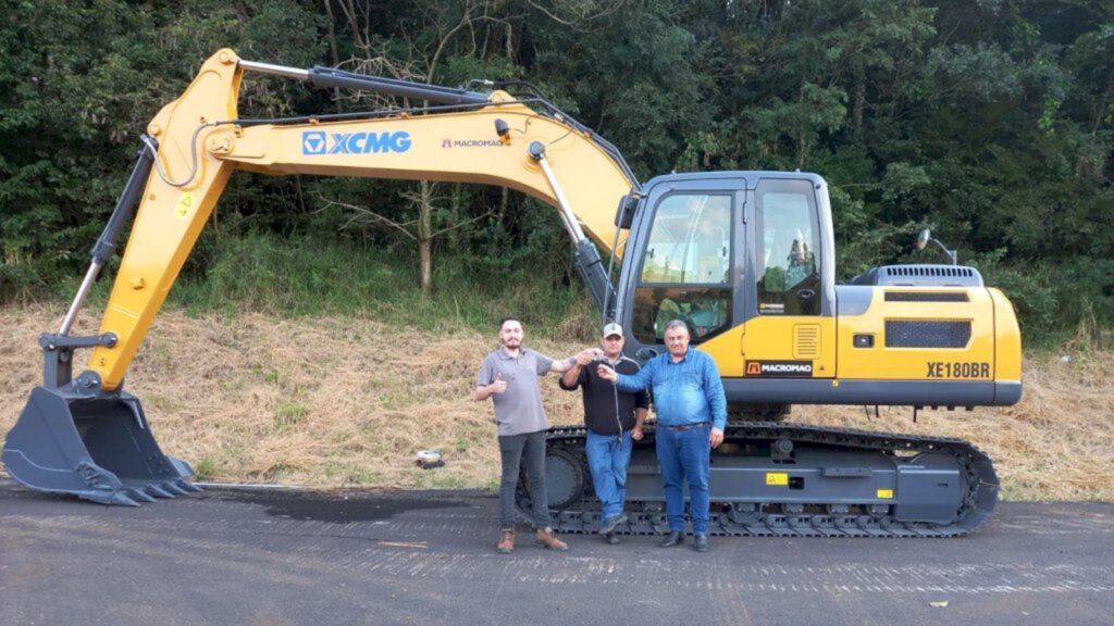 SECRETARIA DA CIDADE COMEMORA AQUISIÇÃO DE NOVO MAQUINÁRIO, ENTREGUE NESTA SEMANA.