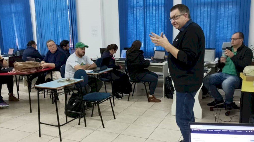 PROFESSORES DA REDE MUNICIPAL DE EDUCAÇÃO PASSAM POR TREINAMENTO EM PIRATUBA.