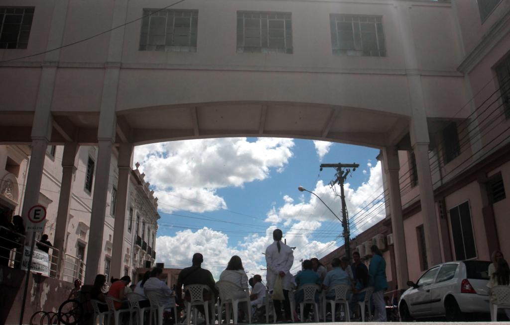 Em crise financeira, funcionários da Santa Casa entram em greve