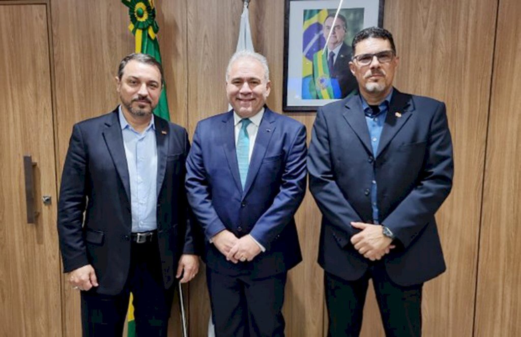 Governador debate expansão de leitos de UTI neonatais e pediátricas no Ministério da Saúde