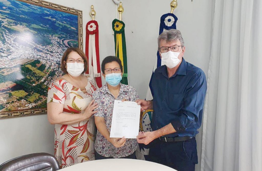 Imprensa Prefeitura de Capinzal - Secretaria da Educação, Cultura e Esportes, Veranice Maria Lovatel; presidente do PSD de Capinzal, Seila Eliane Ribeiro e o prefeito Nilvo Dorini.