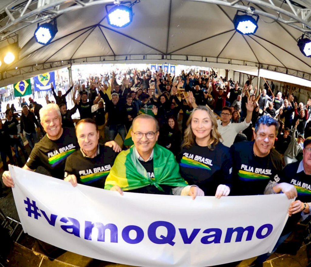  - Senador Jorginho Mello, pré-candidato ao governo do Estado, a vice-governadora Daniela Reihner , deputado Ivan Naatz, o empresário Ari Rabaiolli (pré-candidato a deputado federal) e diversas lideranças políticas marcaram presença. (Foto Divulgação).