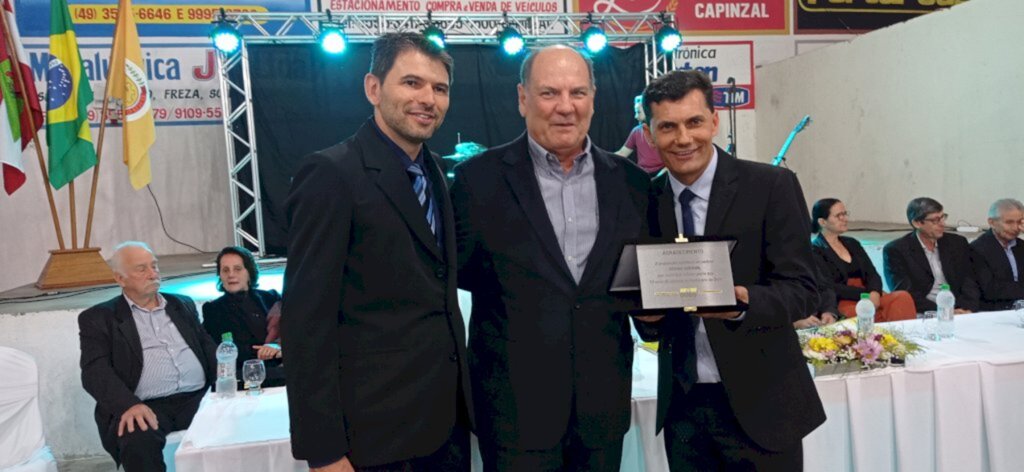 Aldo Azevedo - jornalista - Foto legenda: Vice-prefeito do município de Ouro, Rene Modena, Durigon que realizou Governo de Trabalho, também prefeito ambientalista, e o prefeito Claudir Duarte (Dire).