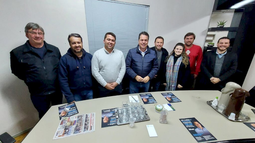 Aldo Azevedo - jornalista - Foto legenda: Olrich Fritsche (Alemão), Israel Boniek Gonçalves, Tiago De Oliveira Luz, deputado Rodrigo Minotto, Vitorino Lanhi, Marina Lanhi, Renato Marcelo Markus e o presidente do PDT local: Felipe Lanhi.