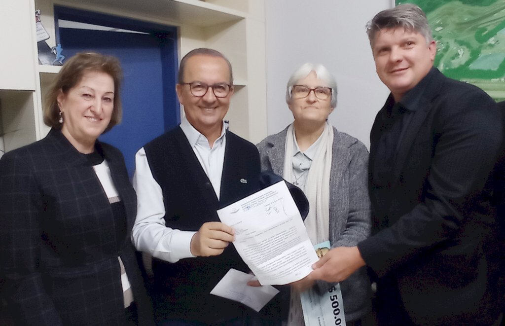 Aldo Azevedo / jornalista - Legenda da foto: Noemia, Senador Jorginho Mello, Irmã Adelaide e o Ourense Djonykiel Morosini também fazendo a entrega do manifesto, no gabinete do Chefe do Executivo de Capinzal, segunda-feira, 30 de maio.