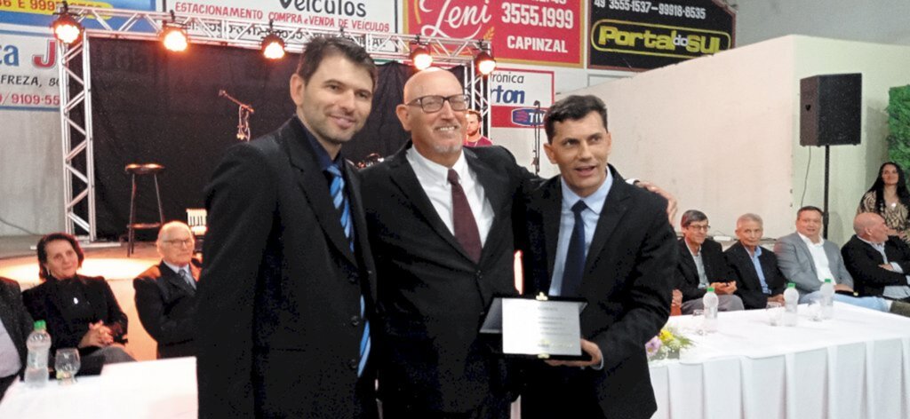 Aldo Azevedo / jornalista - Foto legenda: Vice-prefeito do município de Ouro, Rene Modena, Riquetti e o prefeito Claudir Duarte (Dire).