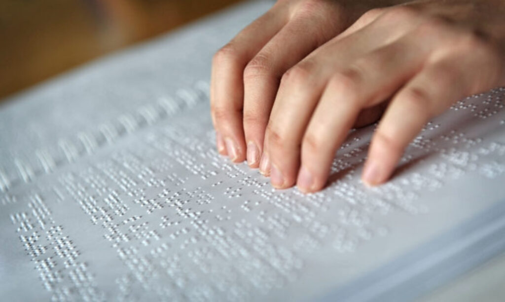Rio Grande: Versão em braille da Lei Maria da Penha é entregue à Escola Alvarez de Azevedo