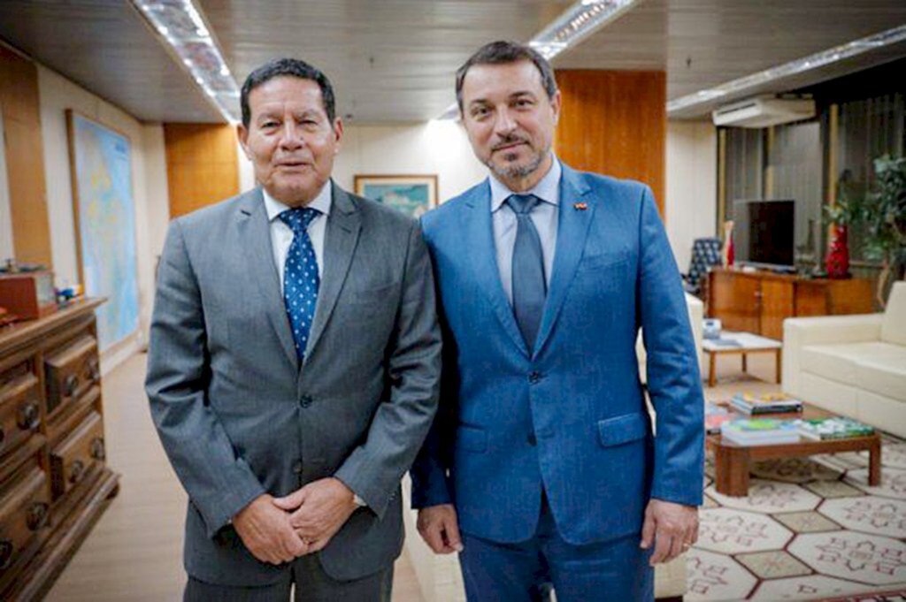 Carlos Moisés apresenta modelo catarinense de segurança pública para o vice-presidente Mourão