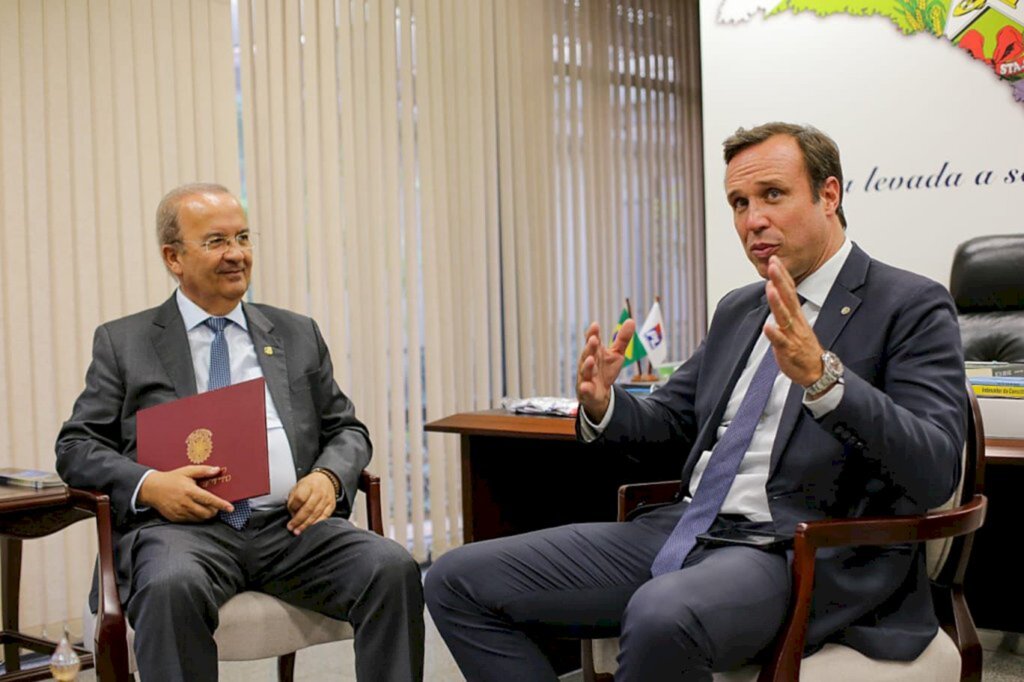 Crédito foto: OAB Nacional - Legenda foto: Jorginho Mello com Rafael Horn, representando a OAB Nacional na entrega do pleito.