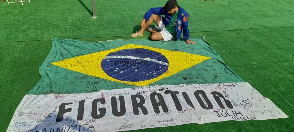 Professor leva bandeira assinada por alunos para a Copa do Qatar