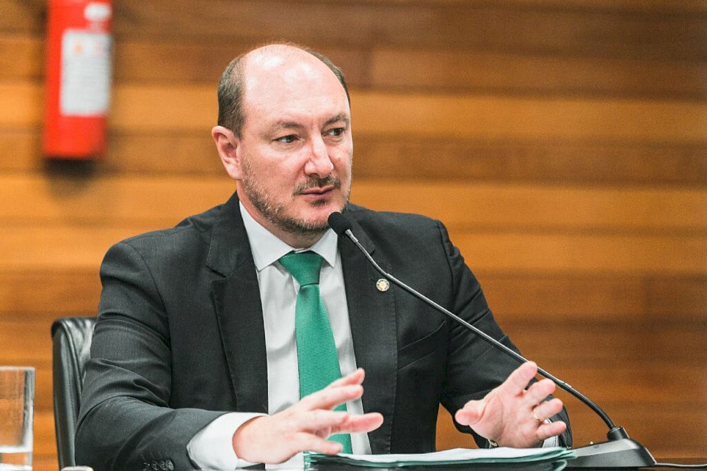 Mauro De Nadal defende redução de impostos para leite e trigo e seus derivados