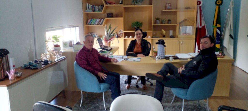  - Foto legenda: Enio (de O Tempo), Rosane (prefeita) e Alesandro (vice-prefeito).