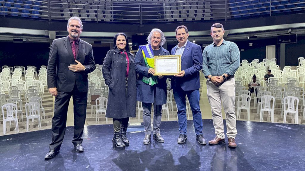 Deputado estadual Coronel Mocellin entrega Moção de Aplauso para a Eira Church