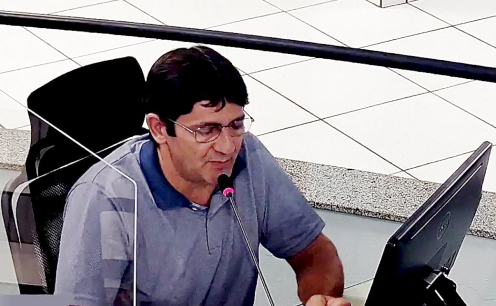 Aldo Azevedo - jornalista - Solicita instalação de redutor de velocidade ou faixa no loteamento Lar imóveis