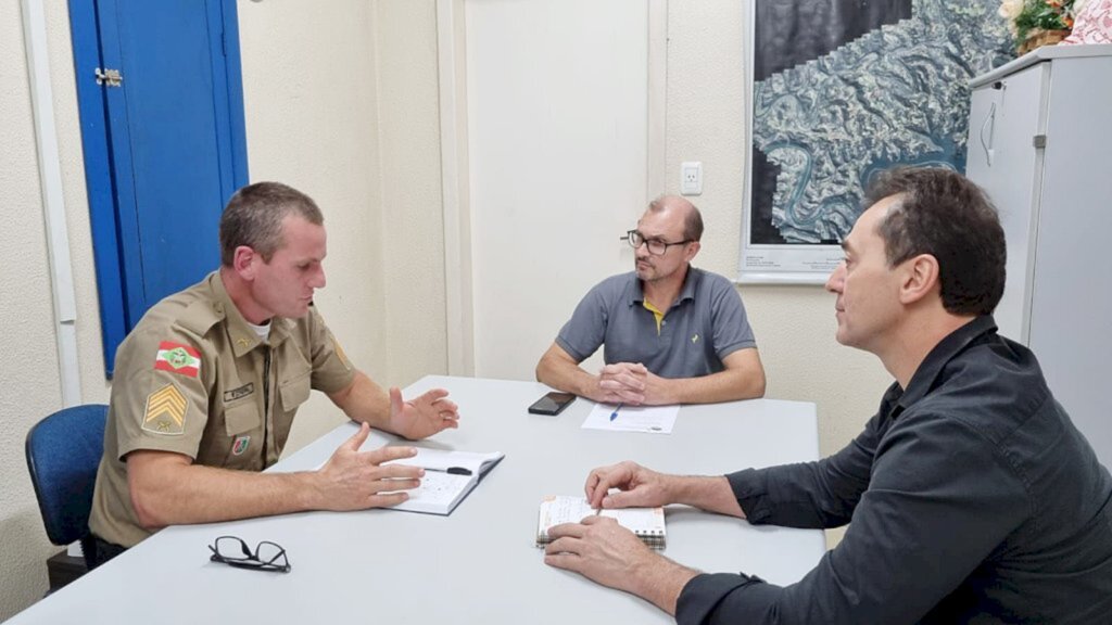 Por: Imprensa Oficial Piratuba - Policial Militar, foi recepcionado pelo vice-prefeito Vanderlei Weber, nas dependências da Prefeitura da Capital Turística.