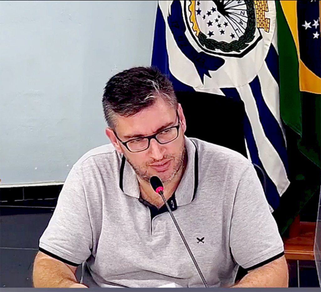 Aldo Azevedo - jornalista de formação - Que a Prefeitura de Capinzal faça a coleta do lixo mais vezes no acesso a localidade de São Roque e benfeitoria na estrada até a localidade da Fazenda das Palmeiras