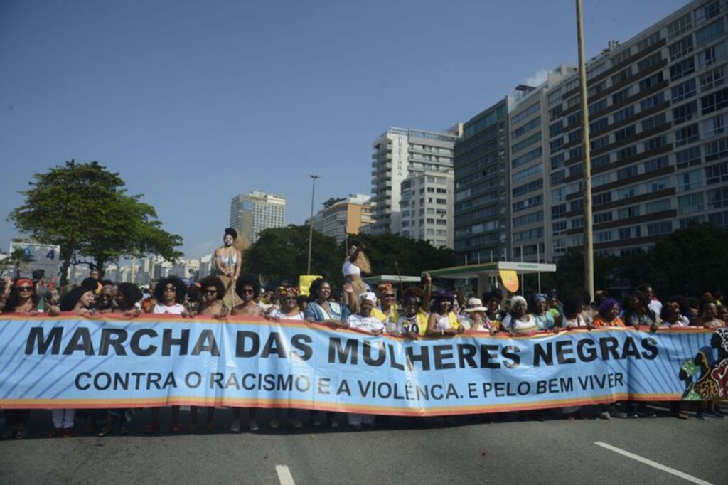 Mulheres negras marcham por direitos e contra o feminicídio no Rio